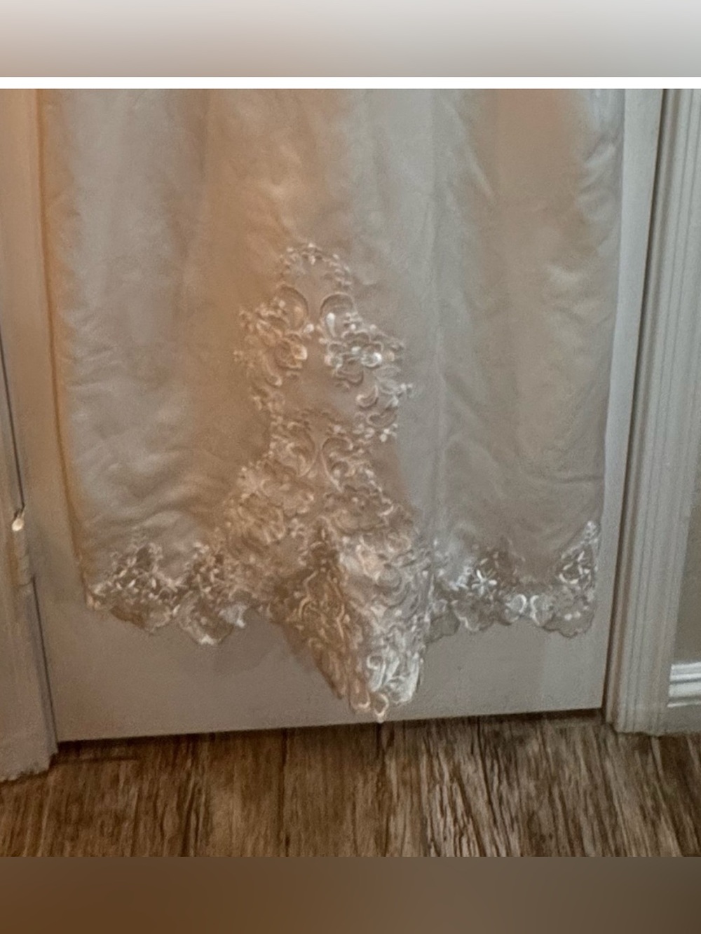Elegant Vintage White Lace Long Train Bridal Gown. Size: XS - Picture 5 of 15